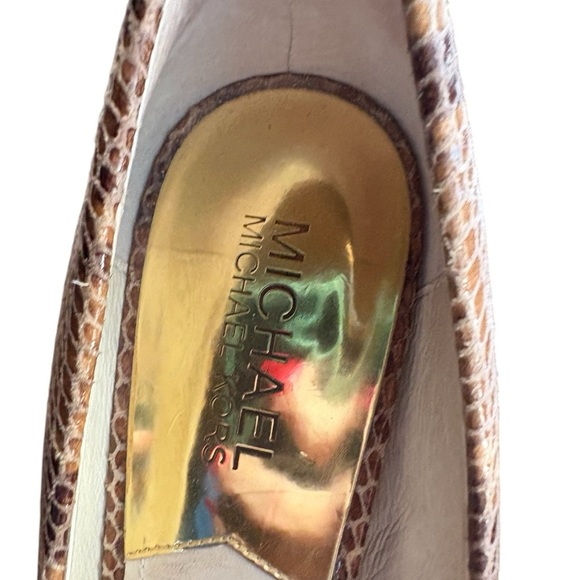 Michael Kors Flex Pumps sz 6.5 Sand Embossed Snakeskin Leather Mid Heels prelove - Picture 3 of 8